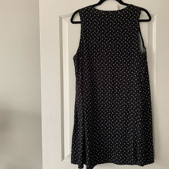 Socialite | Sleeveless Keyhole Dress - Picture 3 of 9